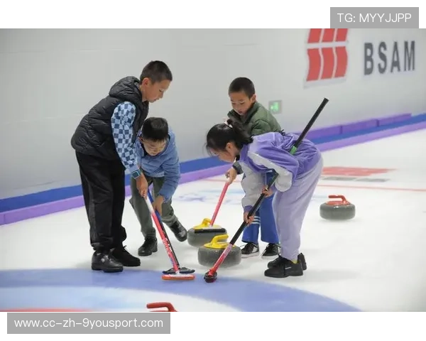 冰壶队员弯腰擦冰擦到脸红，队友笑成一片